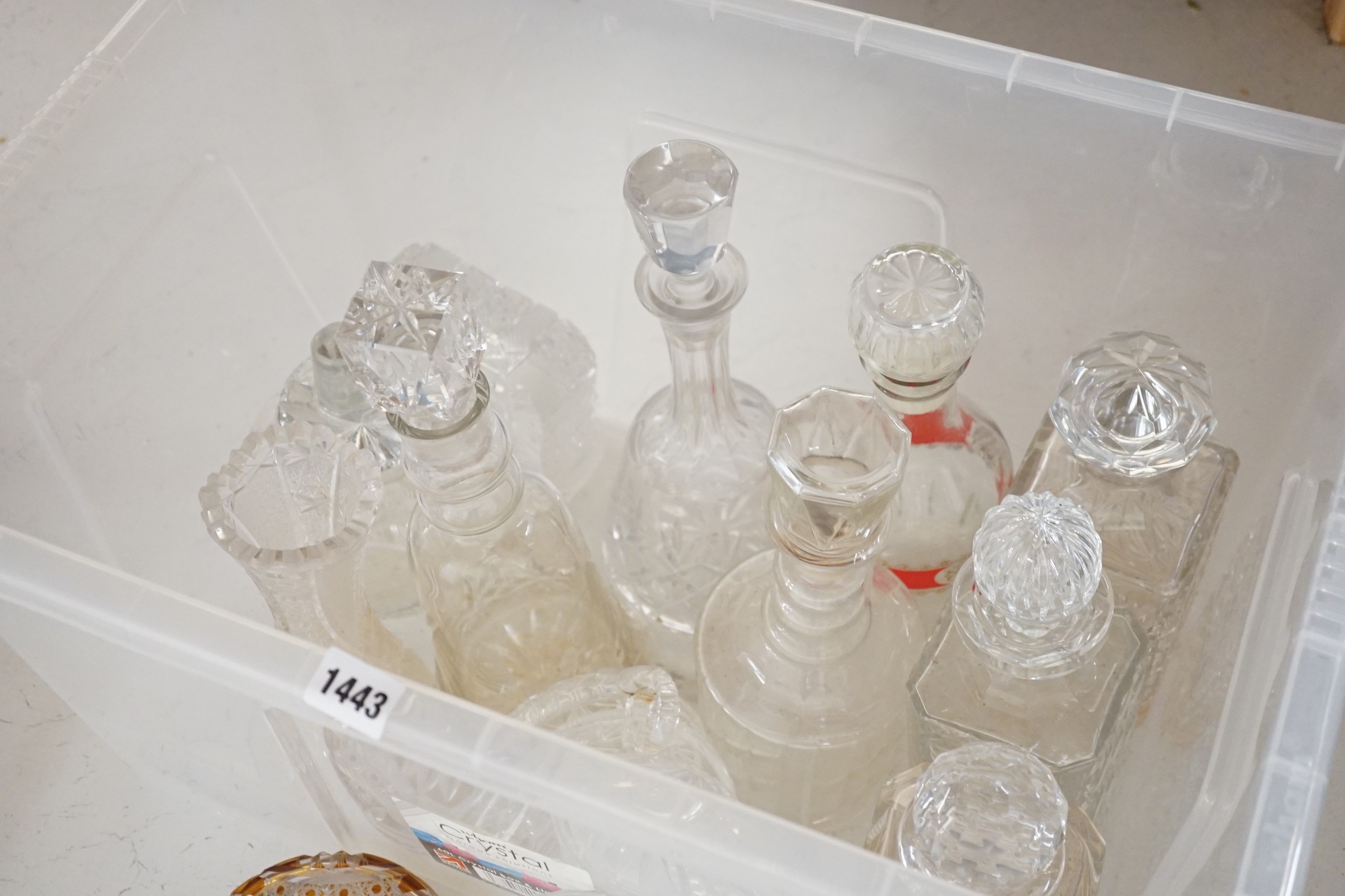A quantity of household glassware